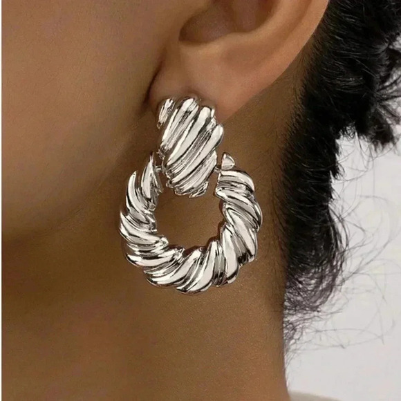 Silver Twist texture drop earrings chic trendy contemporary - Picture 1 of 2